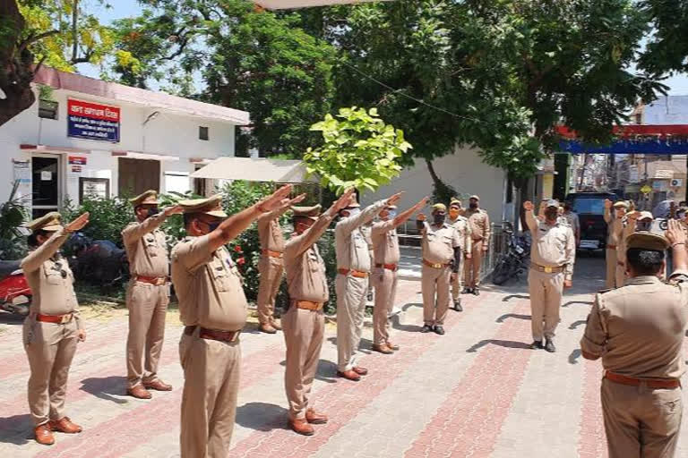 पुलिसकर्मियों ने ली शपथ