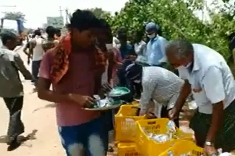 Distribution of food parcels to migrant laborers at Dedalur National Highway