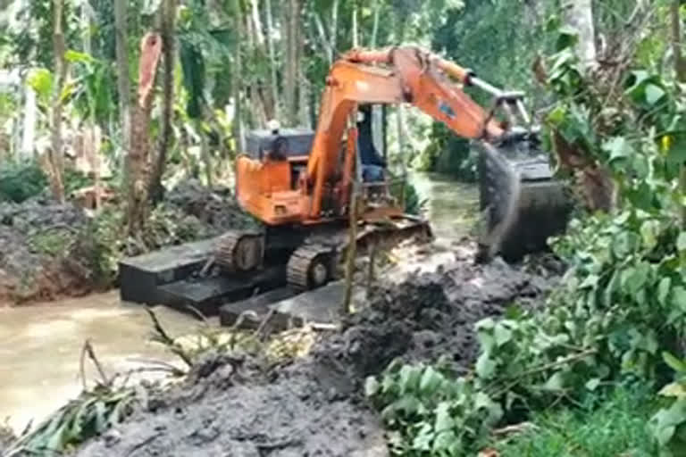 തോടുകളുടെ ആഴം കൂട്ടല്‍ മുഖ്യമന്ത്രിയുടെ പ്രളയ ദുരിതാശ്വാസ ഫണ്ട് മീനച്ചിലാർ -മീനന്തലയാർ കോട്ടയം മുൻസിപാലിറ്റി കോട്ടയം മൈനർ ഇറിഗേഷൻ വകുപ്പ് kottayam minor irrigation department