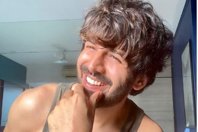 Kartik 'felt cute' in his latest Instagram picture