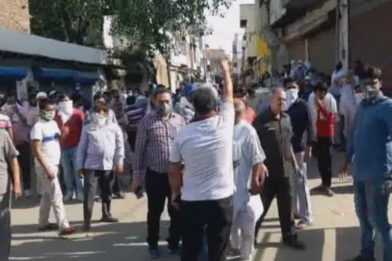 shopkeepers protest against city council officials in palwal