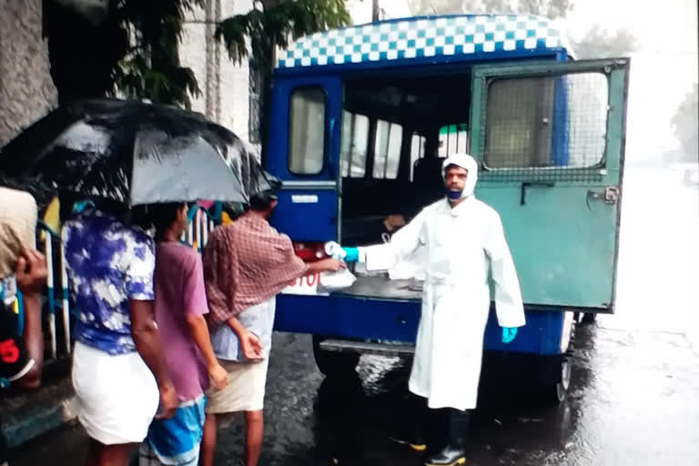 kolkata police distributed food