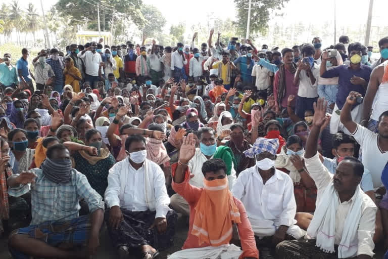 Vasana village people protest against administration about to workers quarantine