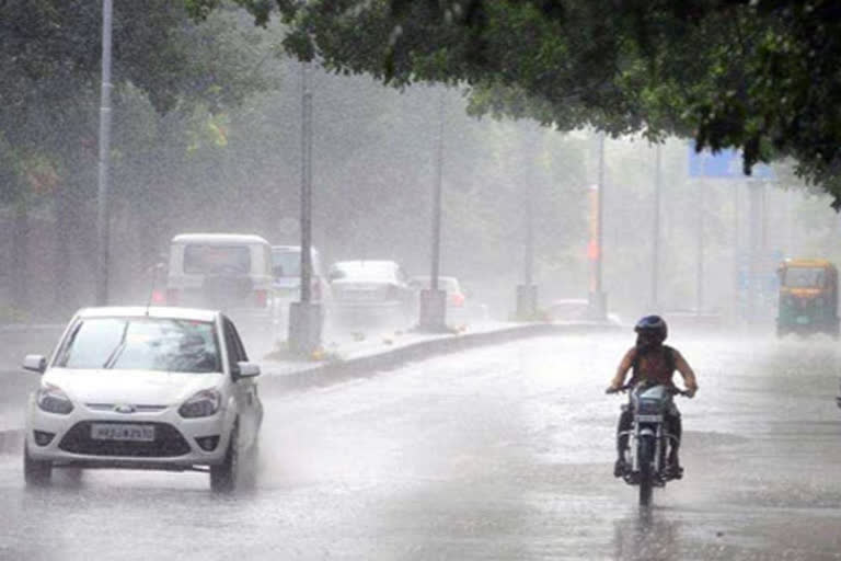 heavy rain in trivandrum  കരമനയാറിന്‍റെ തീരത്ത് ജാഗ്രത  കുറ്റിച്ചൽ, കോട്ടൂർ വെള്ളം കയറി  നെയ്യാർ, അരുവിക്കര ഡാം  neyyar aruvikkara dam shutter