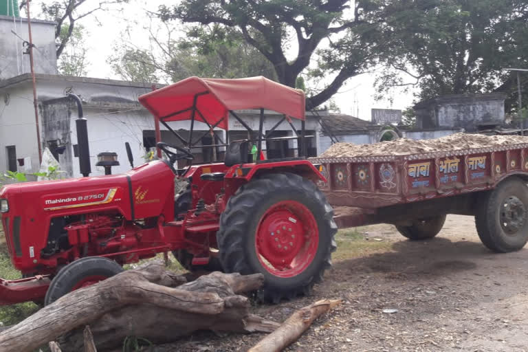 अवैध बालू लदे 6 ट्रैक्टर जब्त