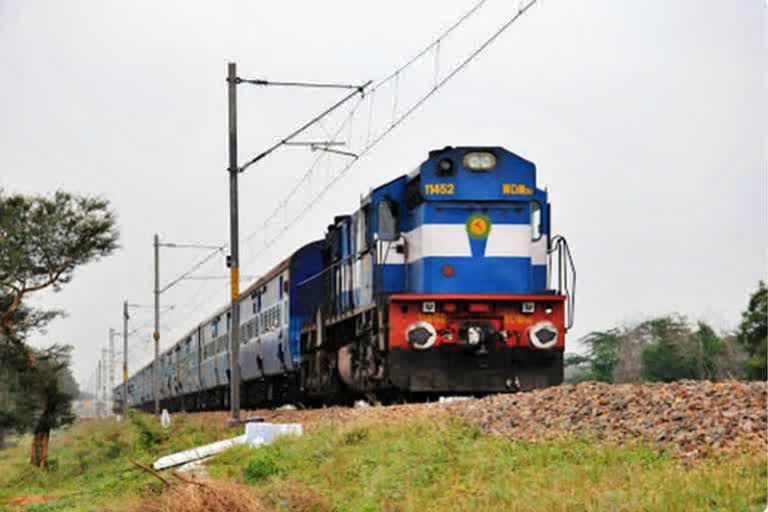 Start of ticket booking service at 17 railway stations