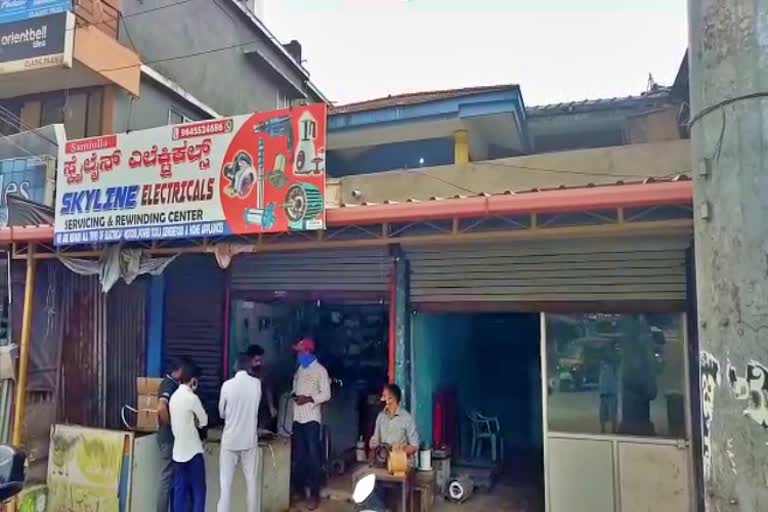 Home robbery in Virajpet