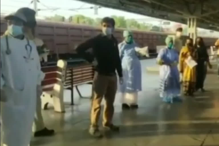 Woman gave birth to a child in labor special train