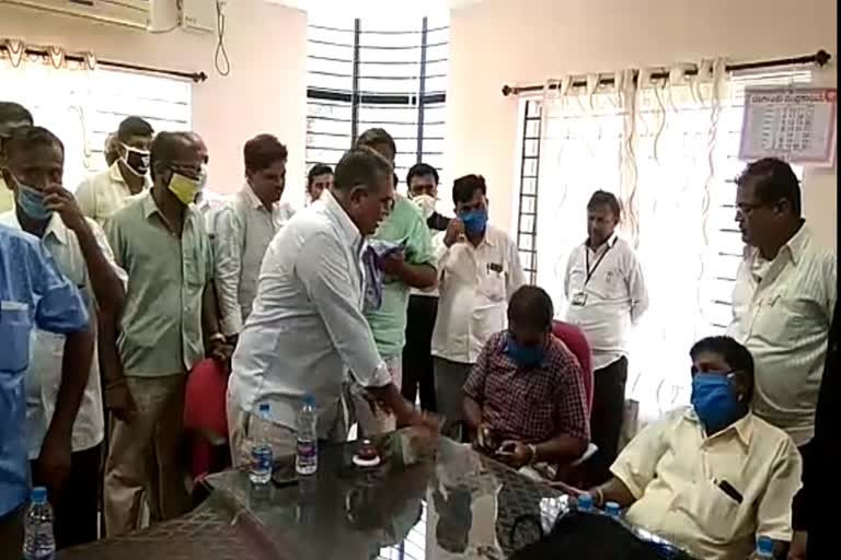 Traders attack on APMC Secretary in rannebennur, ಎಪಿಎಂಸಿ ಕಾರ್ಯದರ್ಶಿ ಮೇಲೆ ಮುಗಿಬಿದ್ದ ವರ್ತಕರು