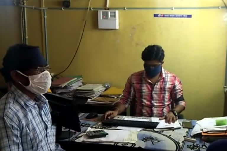 Bank workers protest against the change in labor law