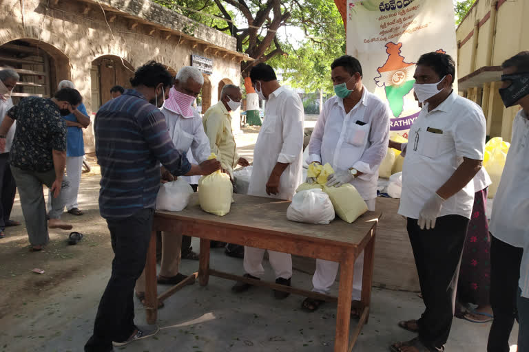 Distribution of Essential Commodities for Migrant Workers in diffrent districts