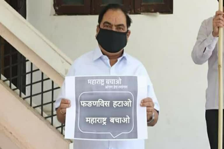 images of Khadse Holding banners of Fadanvis Hatao Maharashtra Bachao  viral on social media