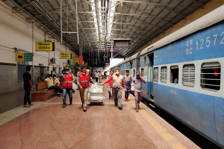 1,550 Migrant workers of Jharkhand traveled from Bellary by shramik train