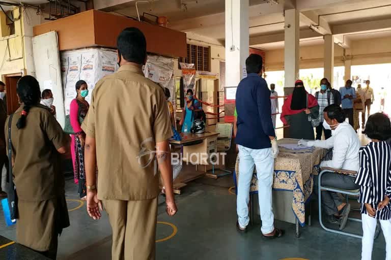 ಚಿತ್ರದುರ್ಗದಲ್ಲಿ ಬಸ್​ ನಿಲ್ದಾಣದತ್ತ ಬಾರದ ಜನ, people scared to board bus in chitradurga