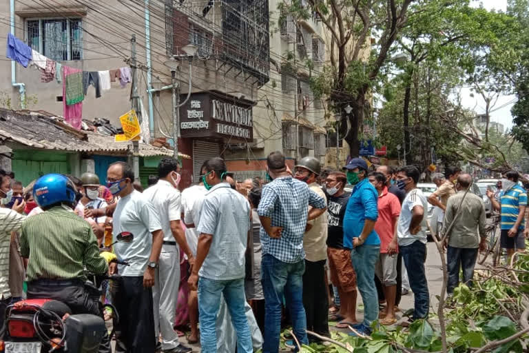 Kolkata dwellers protesting on the way