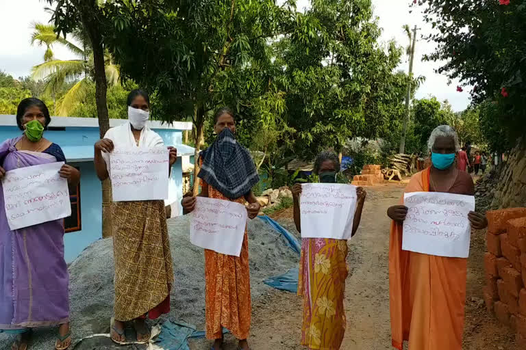 Mothers stand protest over opening of liquor shops  wayanad latest news  വയനാട് വാര്‍ത്തകള്‍  അമ്മമാരുടെ സമരം  മദ്യവില്‍പ്പന വാര്‍ത്തകള്‍