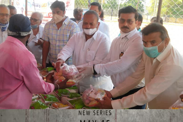 కళాకారులకు నిత్యవసర సరుకుల పంపిణీ