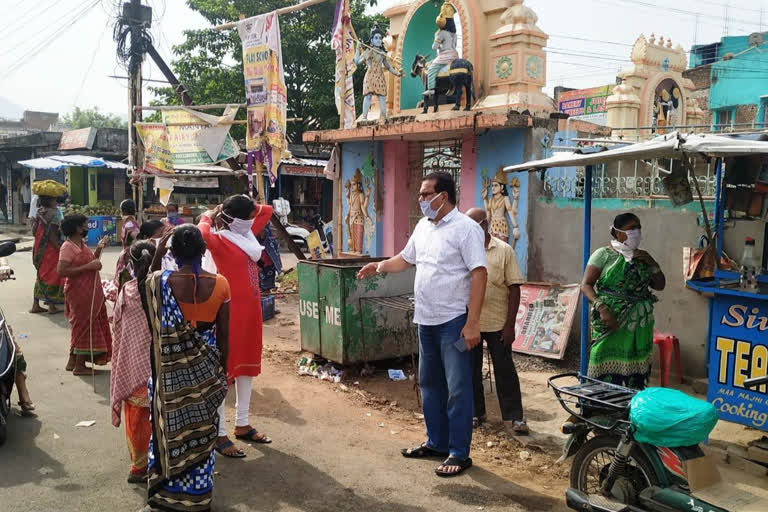 rayagada latest news, social distancing violation in rayagada, rayagada collector, lockdown in rayagada, ରାୟଗଡା ଲାଟେଷ୍ଟ ନ୍ୟୁଜ୍‌, ରାୟଗଡାରେ ସାମାଜିକ ଦୂରତା ନିୟମ ଅବମାନନା, ରାୟଗଡା ଜିଲ୍ଲାପାଳ, ରାୟଗଡାରେ କୋରୋନା