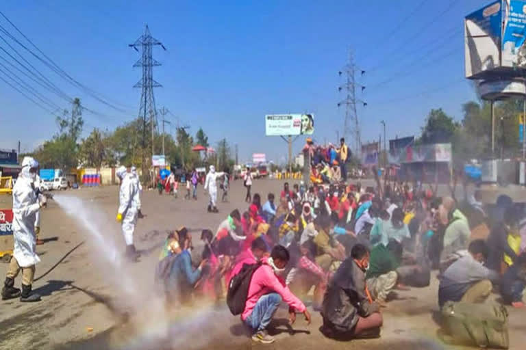 Migrants sprayed with disinfectant  Migrant workers  mistake  South Delhi Municipal Corporation  south Delhi  ഡല്‍ഹി  അതിഥി തൊഴിലാളികൾ  അണുനാശിനി തളിച്ചു  ലജ്‌പത് നഗര്‍  തെക്കൻ ഡല്‍ഹി മുനിസിപ്പൽ കോർപറേഷൻ