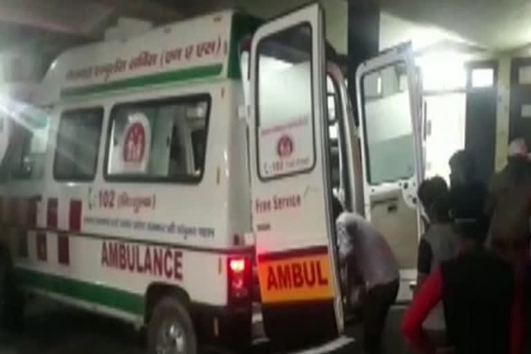 fifteen injured after bus carrying migrant labourers overturns in ups prayagraj