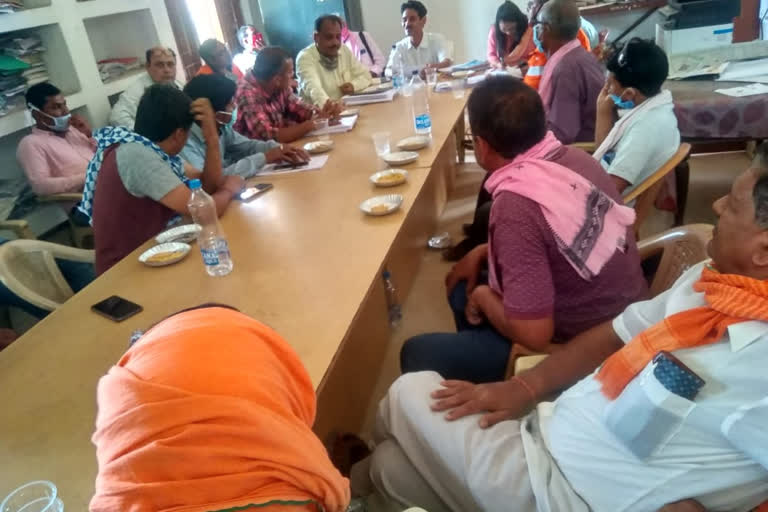 Meeting held in Tamnar Tehsil office of Raigarh ignoring lockdown rules