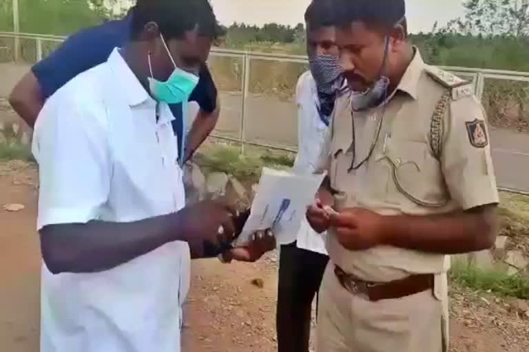 Purse found in national highway at Tumkur