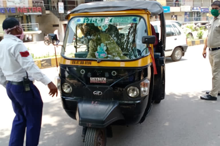 Traffic police warned and released 80 auto drivers in raipur