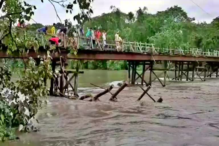 বিপদসীমাৰ ওপৰেৰে বৈছে পুঠিমাৰী নৈ