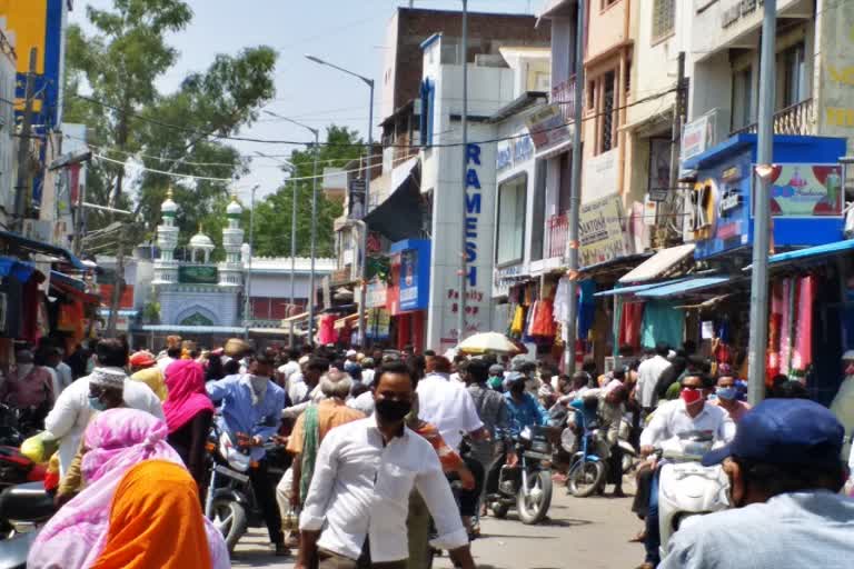 ರಾಯಚೂರಿನ ಮಾರುಕಟ್ಟೆಗೆ ಜನರ ದೌಡು