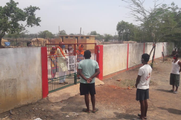 laborers also facing trouble in quarantine center in rajnandgaon