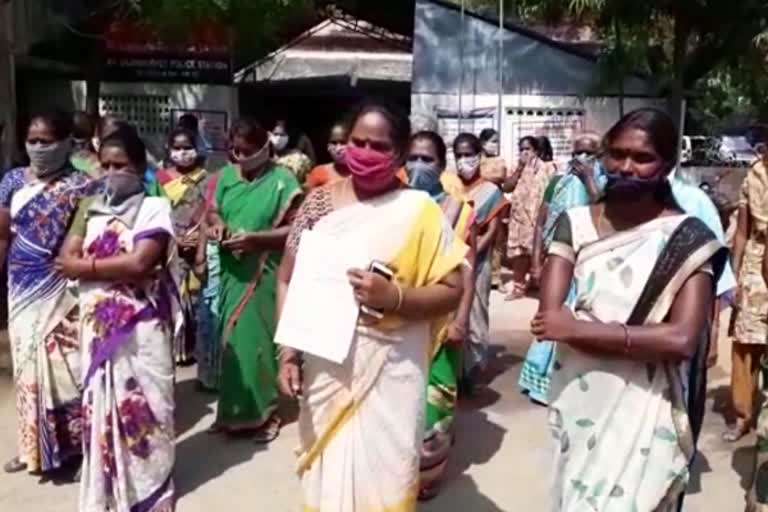 ulunthurpettai women report against chit funds