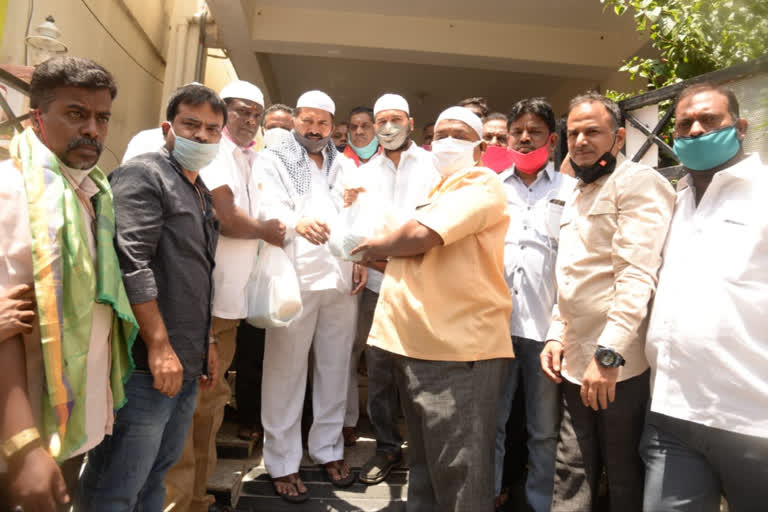 MLA Mutha Gopal Distributes Groceries For Muslims