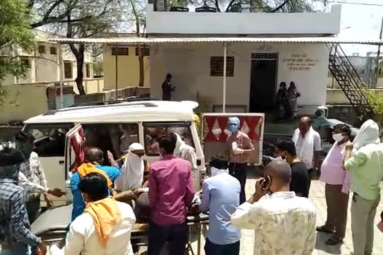 Employee injuried due to current, करंट की चपेट में कर्मचारी झुलसा