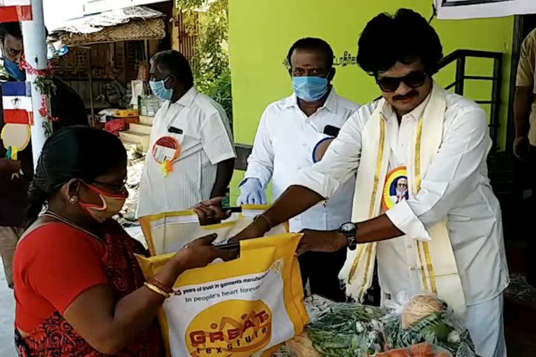 rajini fans club members give relief Theni needy workers