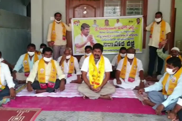 Tdp protests in Gidalur to reduce electricity tariff