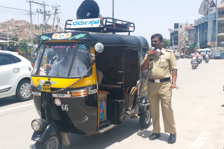 Koppal police warning people not to came out from  home on Sunday