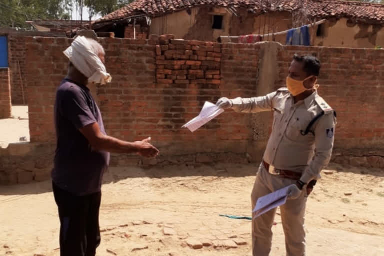 Rewa Police Administration distributing pamphlets for awareness of Corona virus