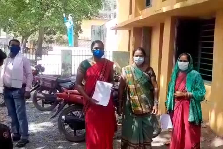 Anganwadi workers submit memorandum demand for insurance of 50 lakhs