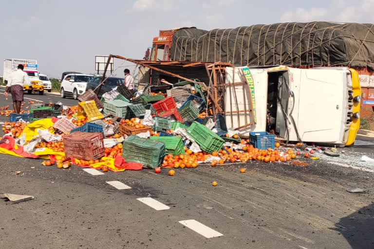 pomogranate fruit lorry roll over in kalyanadurgam ananthapuram district