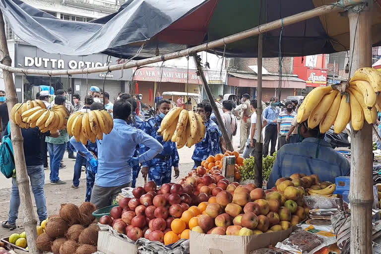 Raiganj fruit traders threaten suicide
