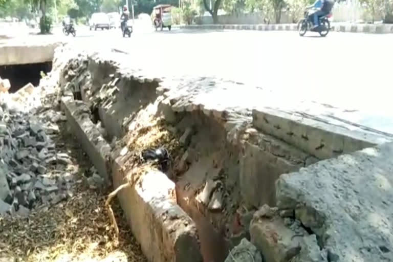 sewer damaged on nsit road in dwarka