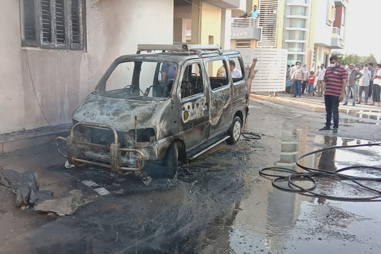 eco car caught fire on Gundala Road in Gondal