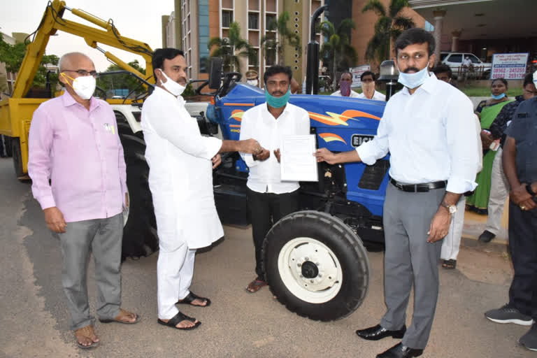 vehicle distributes to beneficiaries  in cadapa dst by deputy cm