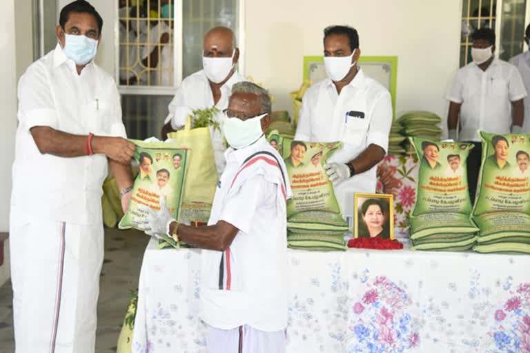 கரோனா நிவாரண பொருட்கள் வழங்கிய முதலமைச்சர்