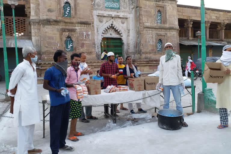 muslim community providing food to workers