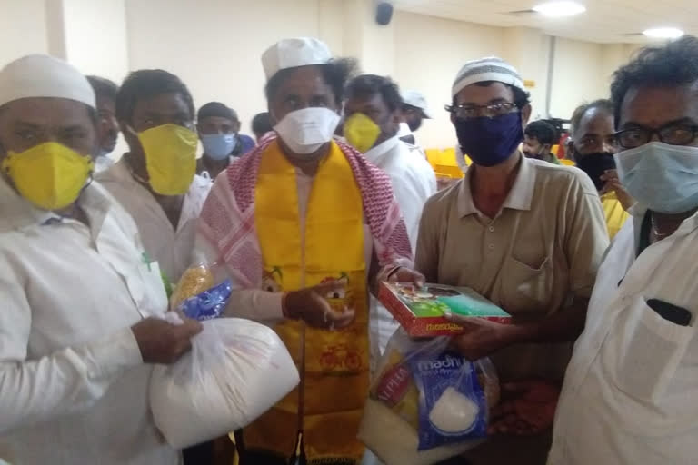 ramzan thofa distributed in visakha tdp office