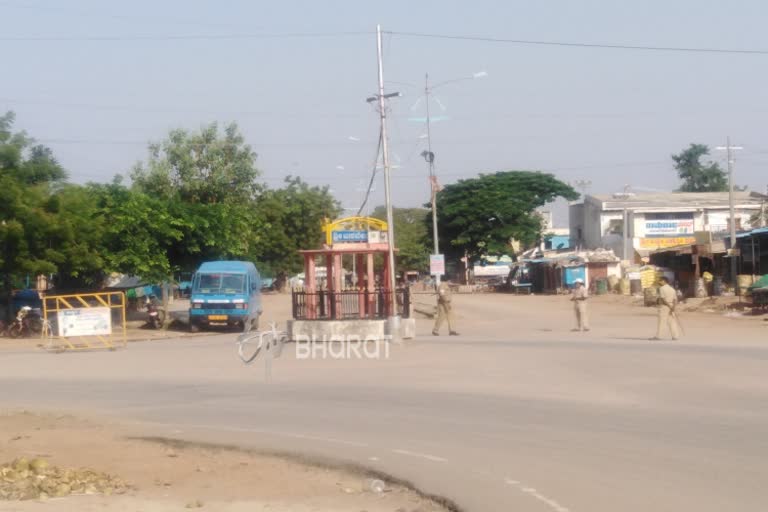 People support the curfew in Kushtagi of koppala