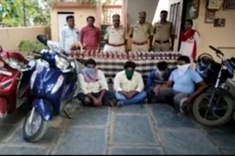 liquor caught in andhra telangana border and 4 people were arrested