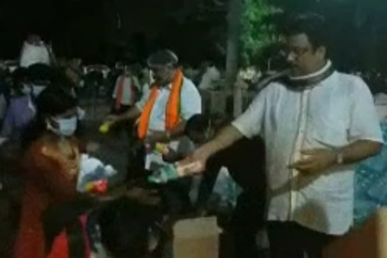 symbiosis ceo food distributed to immigrants who are going on shramik trains to their home town from visakhapatnam