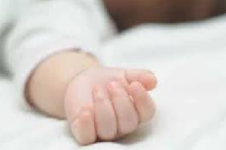 After walking 100 km, migrant labourer's wife delivers baby; child dies